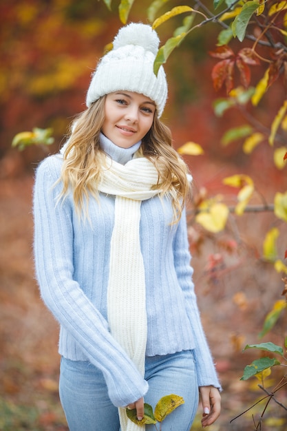 Junge attraktive Frau im Herbst bunten Hintergrund