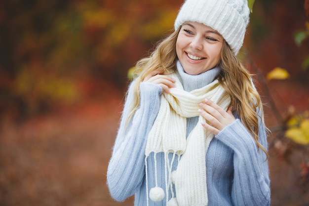 Junge attraktive Frau im Herbst bunten Hintergrund