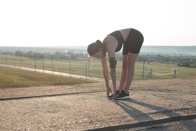 Junge attraktive Frau macht Sport im Freien