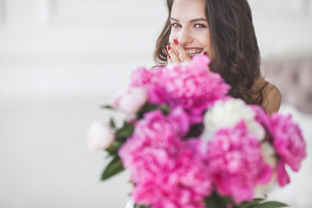 Junge attraktive Frau mit Blumen