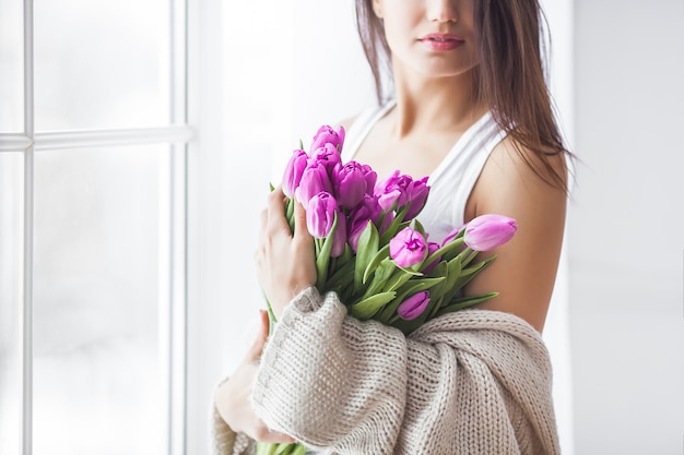 Junge attraktive Frau mit Blumenstrauß