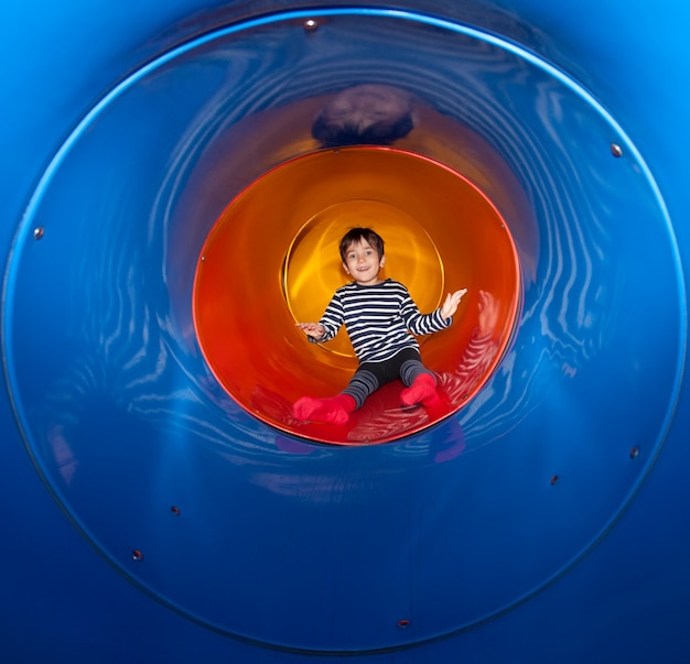 Junge auf dem Spielplatz