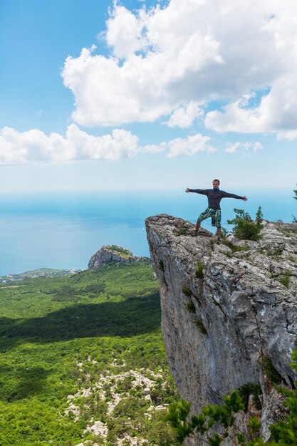 Junge auf der Klippe