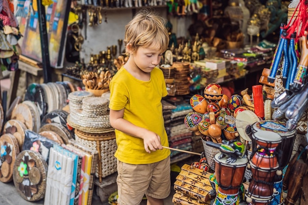 Junge auf einem Markt in Ubud Bali Typischer Souvenirladen, der Souvenirs und Kunsthandwerk von Bali verkauft