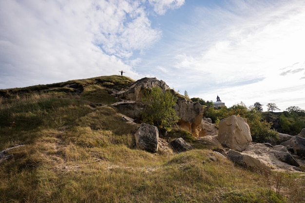 Junge auf Kalkstein am Berg in der Ukraine Pidkamin