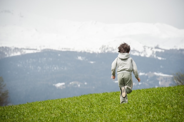 Junge auf schöner Bergwiese