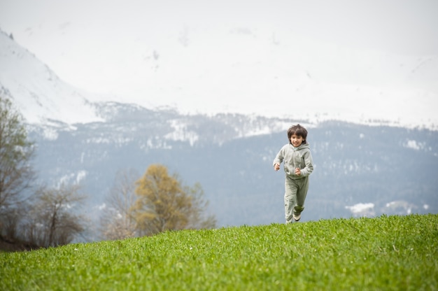 Junge auf schöner Bergwiese