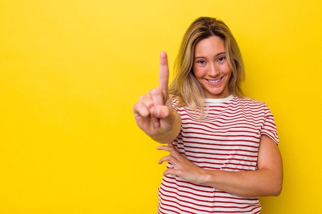 Foto junge australische frau isoliert zeigt nummer eins mit finger.