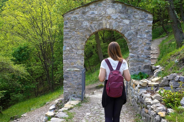 Junge Backpacker unter einer Torbogentür