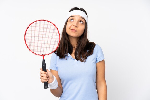 Junge Badmintonspielerin isoliert