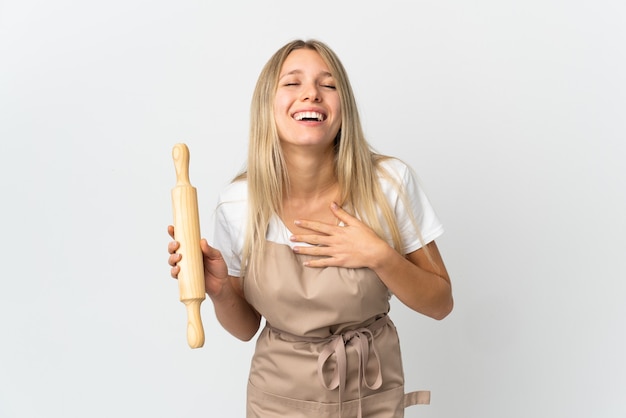 Junge Bäckereifrau lokalisiert auf Weiß