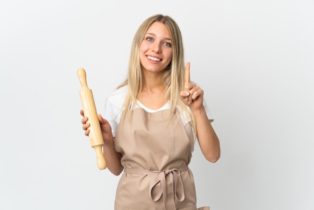 Junge Bäckereifrau lokalisiert auf Weiß