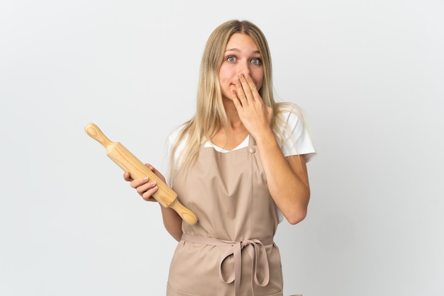 Junge Bäckereifrau lokalisiert auf Weiß