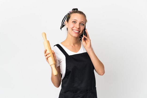 Junge Bäckereifrau lokalisiert auf Weiß