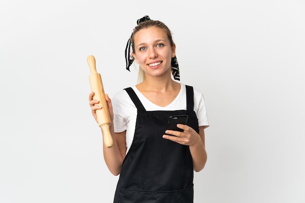 Junge Bäckereifrau lokalisiert auf Weiß