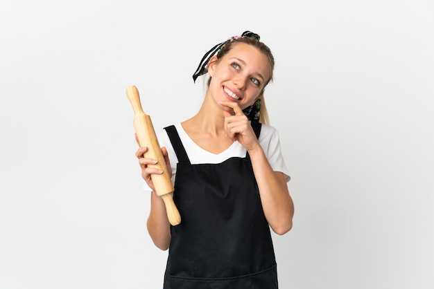 Junge Bäckereifrau lokalisiert auf Weiß