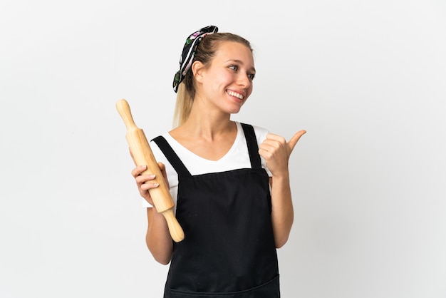 Junge Bäckereifrau lokalisiert auf Weiß