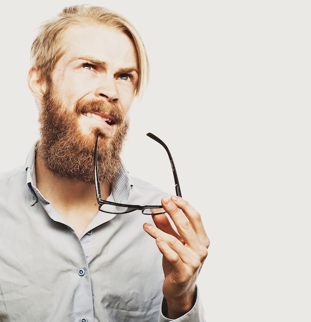 Junge bärtige Hipster-Mann mit Brille. Auf weißem Hintergrund.