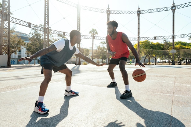 Junge Basketballspieler trainieren am Platz