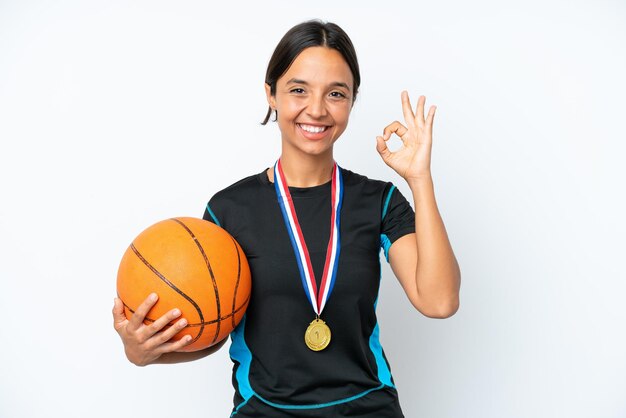 Junge Basketballspielerin, Frau, isoliert auf weißem Hintergrund und zeigt mit Fingern das OK-Zeichen