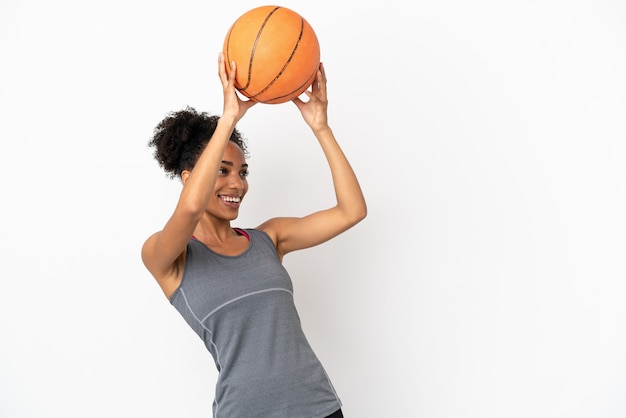 Junge Basketballspielerin lateinische Frau isoliert auf weißem Hintergrund Basketball spielen