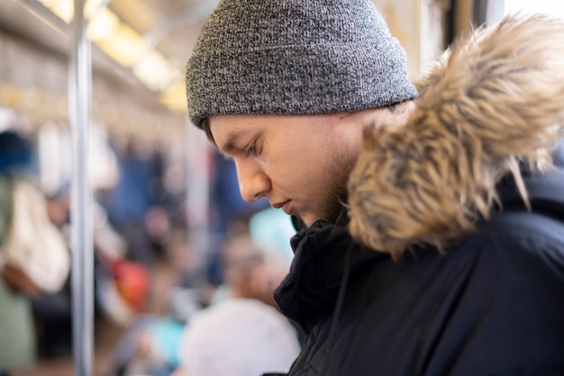 Junge bedrückte Person in öffentlichen Verkehrsmitteln b