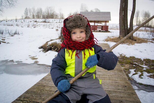 Junge beim Winterfischen