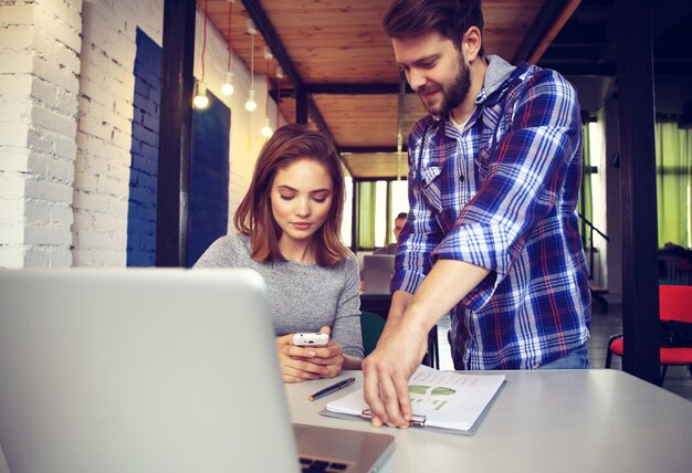 Junge Berufstätige arbeiten im modernen Büro