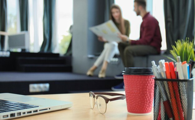 Junge Berufstätige des Teams, die sich zwanglos im Büro unterhalten Führungskräfte, die sich während der Pause freundlich unterhalten