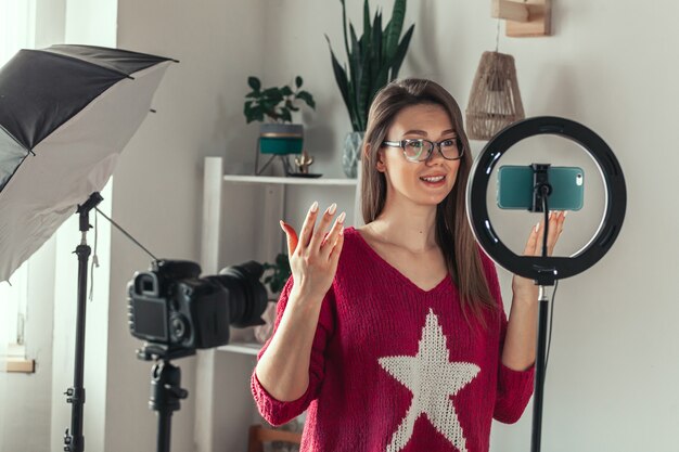 Junge Bloggerin, die sich bereit macht, Video für vlog zu drehen