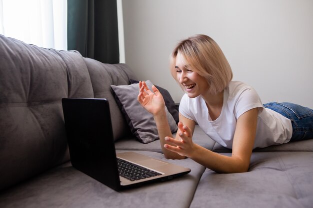 junge blonde Bloggerin leitet eine Live-Übertragung und kommuniziert über das Internet