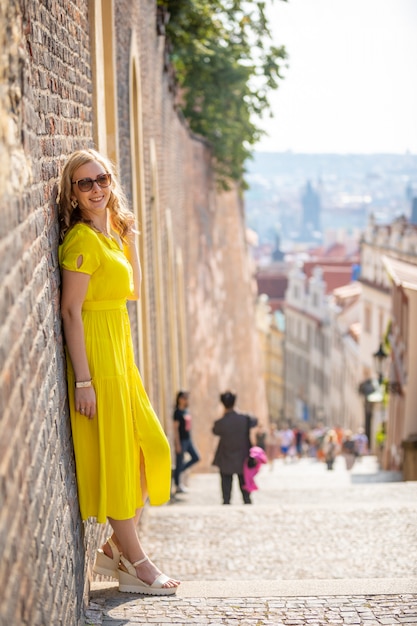 Junge blonde Frau, die Altstadt von Prag am sonnigen Tag, Tschechische Republik erkundet