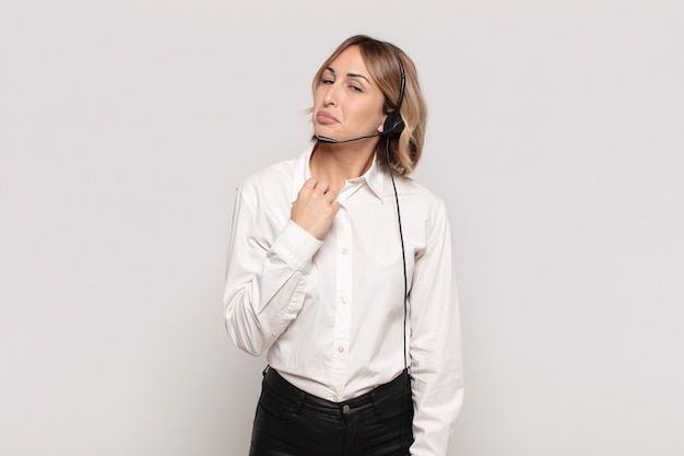 Junge blonde frau, die arrogant schaut