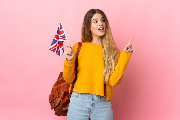 Junge blonde Frau, die eine Großbritannienflagge lokalisiert hält