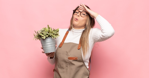 Junge blonde Frau, die glücklich, erstaunt und überrascht aussieht, lächelt und erstaunliche und unglaublich gute Nachrichten realisiert