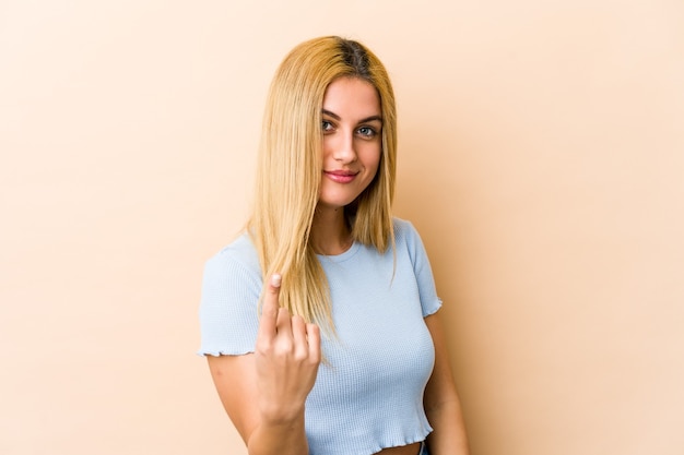 Foto junge blonde frau, die mit finger zeigt
