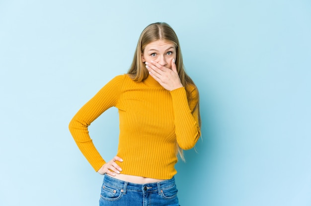 Junge blonde Frau, die Mund mit den Händen bedeckt, die besorgt schauen.