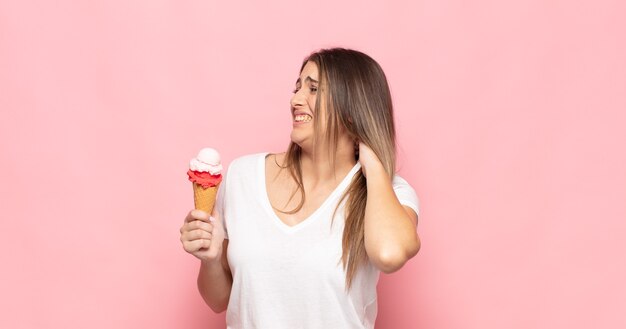 Junge blonde Frau, die sich gestresst fühlt