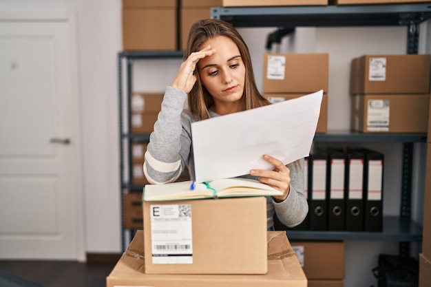 Junge blonde Frau E-Commerce Business Worker Lesedokument im Büro