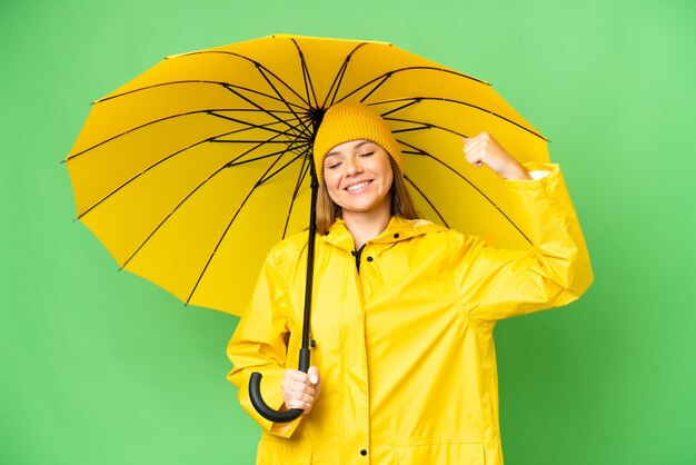 Junge blonde Frau gegenüber dem isolierten Hintergrund