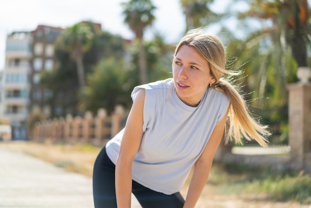 Foto junge blonde frau im freien in sportkleidung