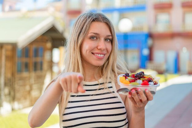 Foto junge blonde frau im freien