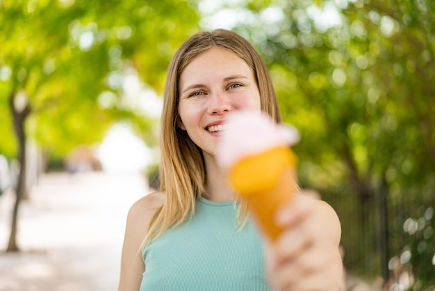 Junge blonde Frau im Freien