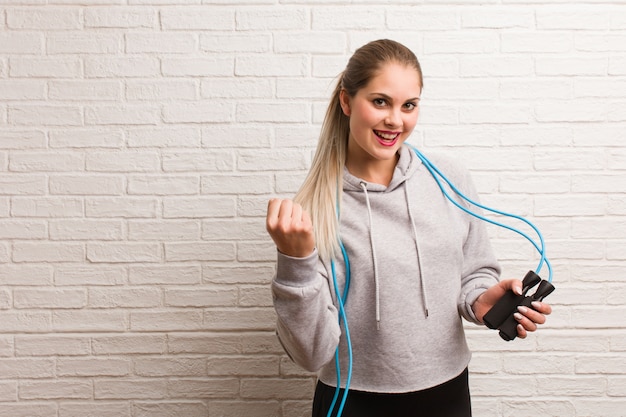 Junge blonde Frau in der Turnhalle