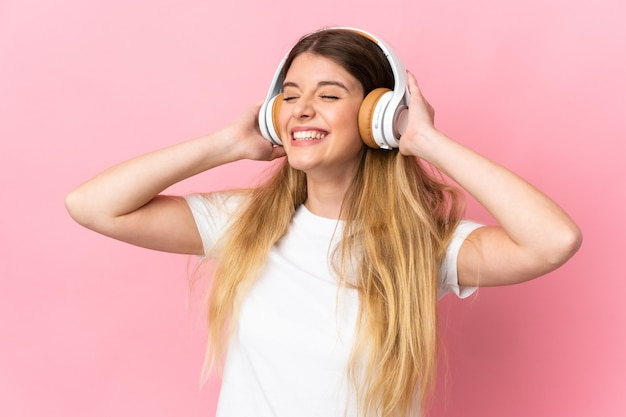 Junge blonde frau isolierte hörende musik mit einem handy und gesang