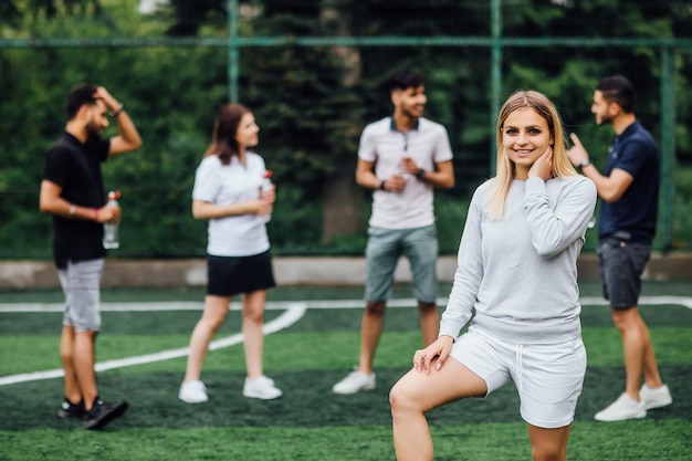 Junge, blonde Frau lächelnd und glücklich, aufgeregt, ein Spiel zu spielen