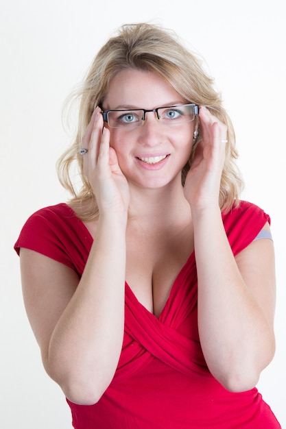 Junge blonde Frau mit Brille