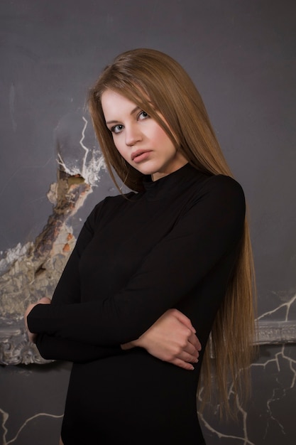 Junge blonde Frau mit einem langen Haar. Studioportrait