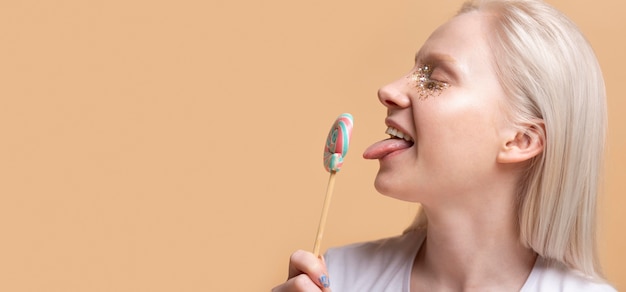 Foto junge blonde frau mit glänzendem make-up-porträt