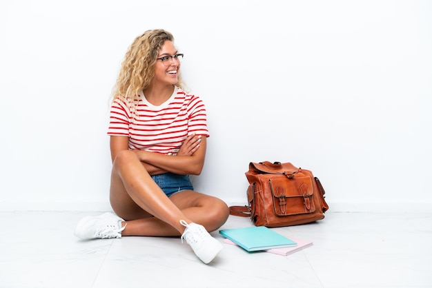 Junge blonde Frau mit Kosmetik in einem Tisch